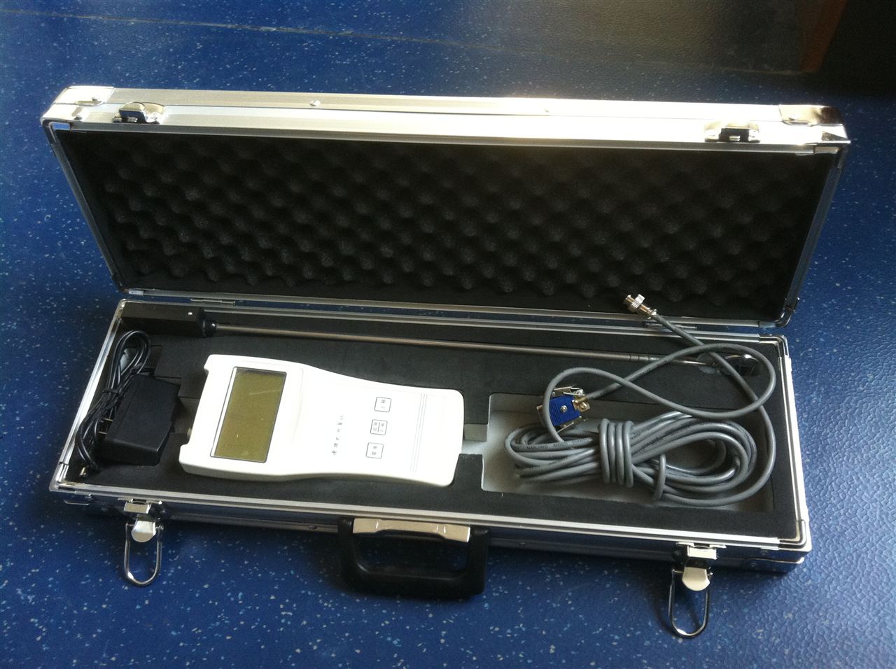 式流速流量仪  该仪器结构简易,轻巧方便,耗电省,功能齐,自动化程度高